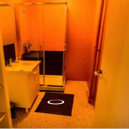 Private In A Shared Flat Lyon 8 아파트 *