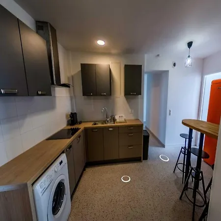 Private In A Shared Flat Lyon 8 아파트