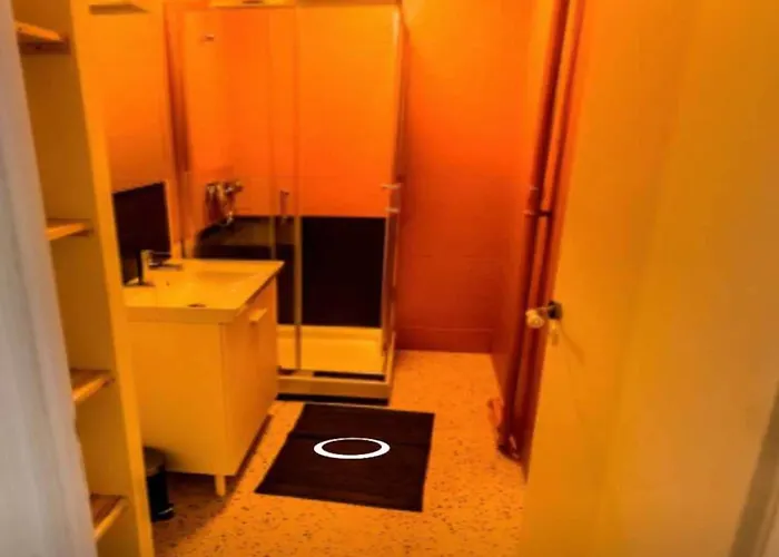 Private In A Shared Flat Lyon 8 아파트 *