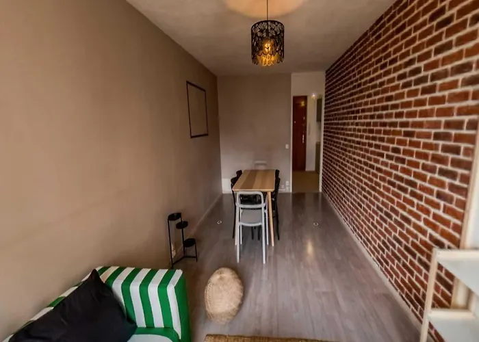 Private In A Shared Flat Lyon 8 아파트