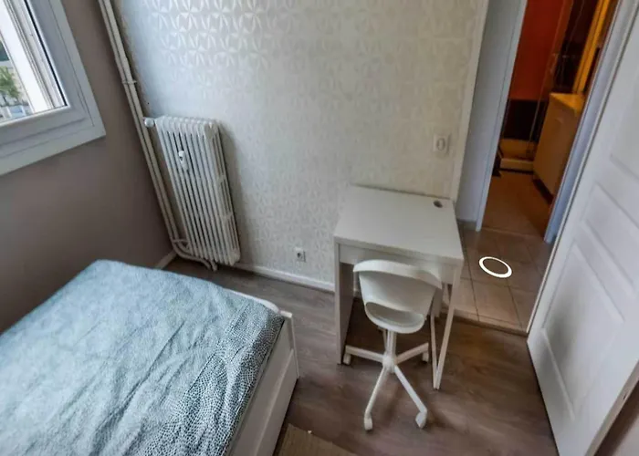 Private In A Shared Flat Lyon 8 아파트 *